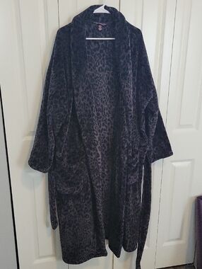 VS Plush Leopard-Print Robe - Dark Charcoal